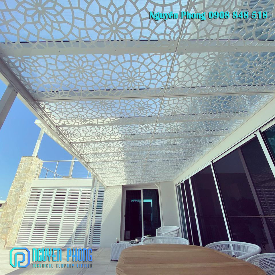 Mái đón, mái hiên, Canopy (pergola) sắt CNC, mái kính đẹp - sắt mỹ thuật Nguyên Phong cnc-gieng-troi-1-nguyen-phong-2021.jpg