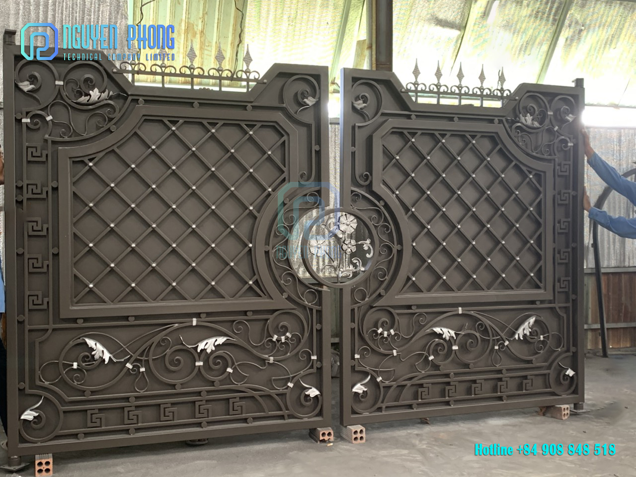 front-gates-wrought-iron-gate-iron-driveway-gates-6.jpg