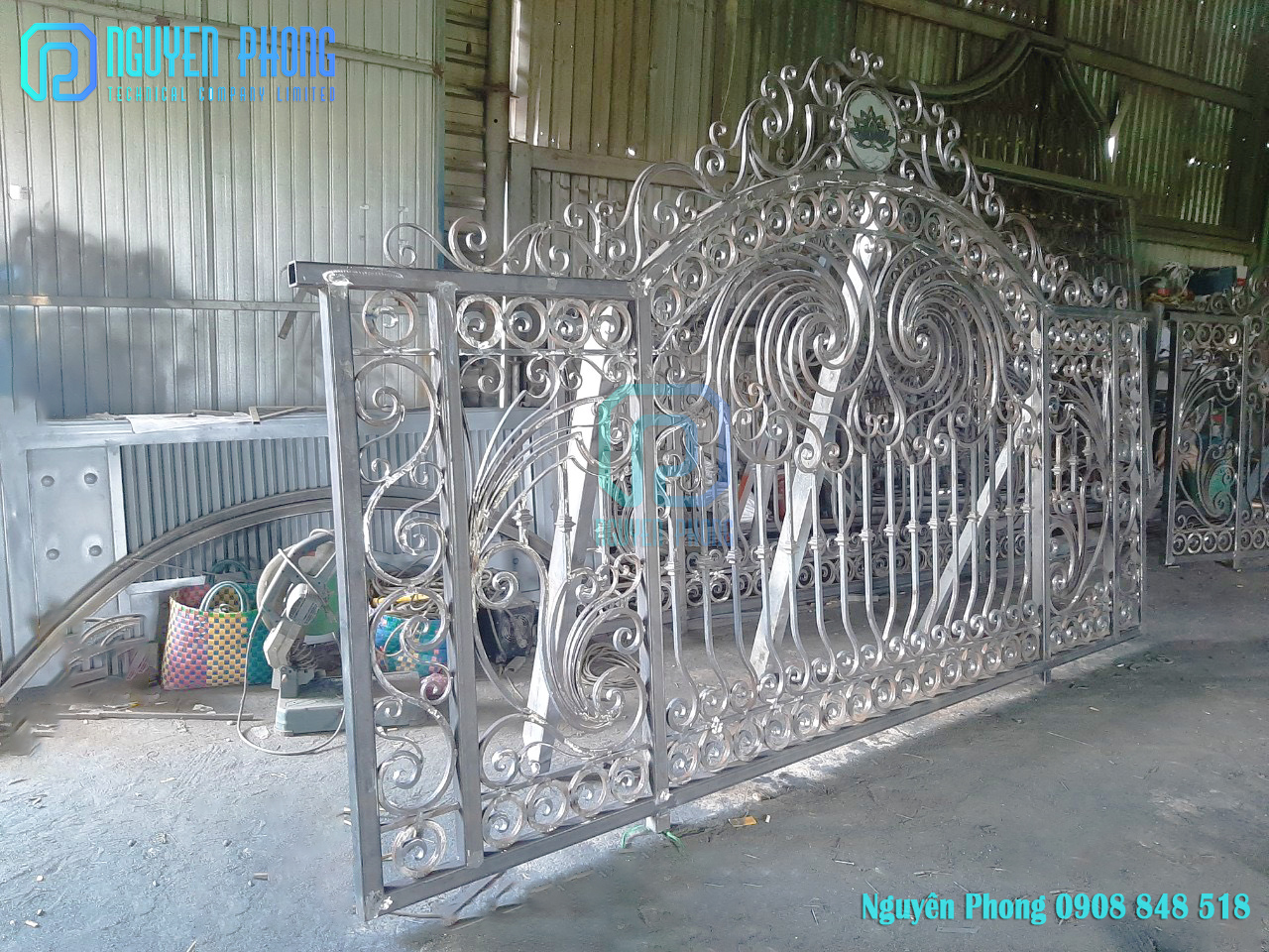 wrought-iron-fence-metal-fence-designs-4.jpg